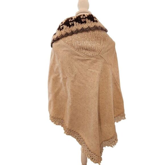Vintage 70s Wool Knit Womens Tan Cape Poncho OS Pom Poms Mod Boho Festival - Picture 4 of 4